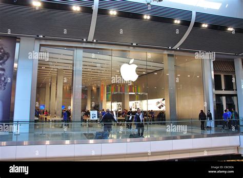 westfield apple store opening times.